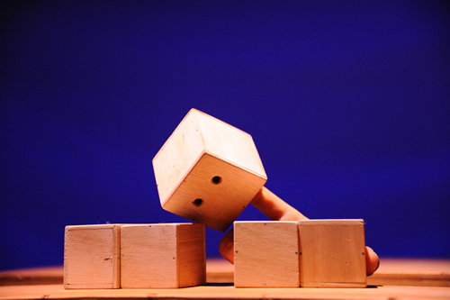 Boom, pièce visuelle pour une interprète et 72 cubes