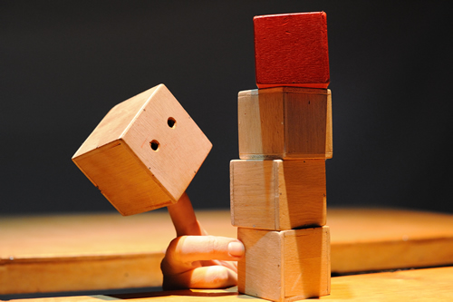 Boom, pièce visuelle pour une interprète et 72 cubes